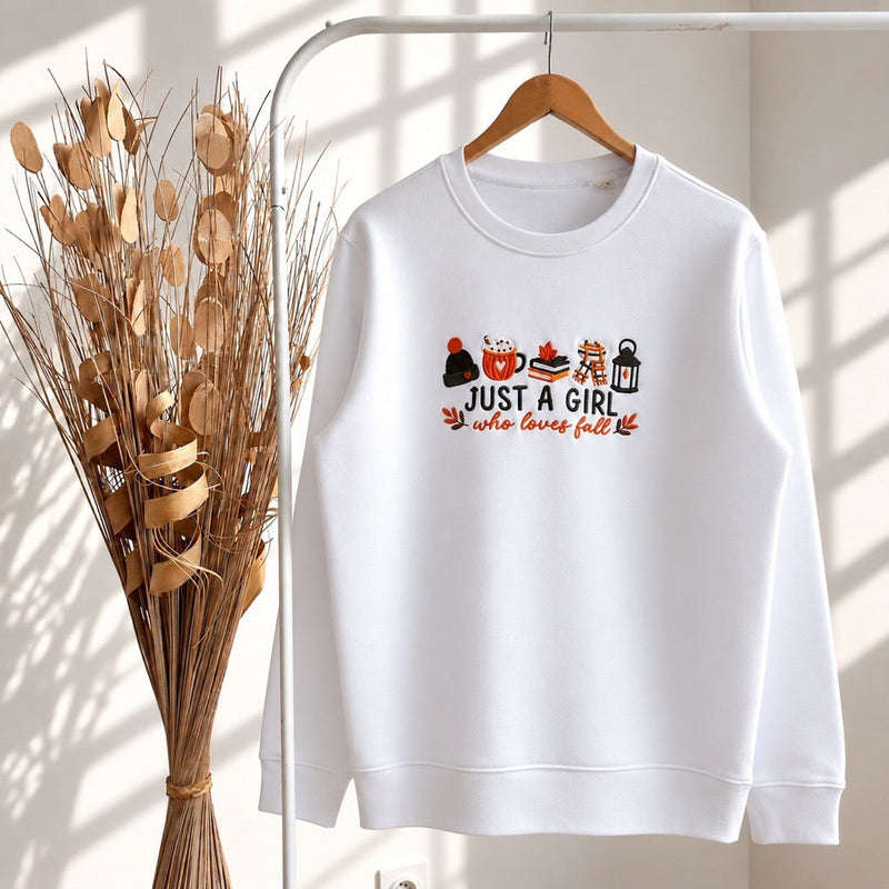 Sweat brodé « Just a girl who loves fall » d’Automne