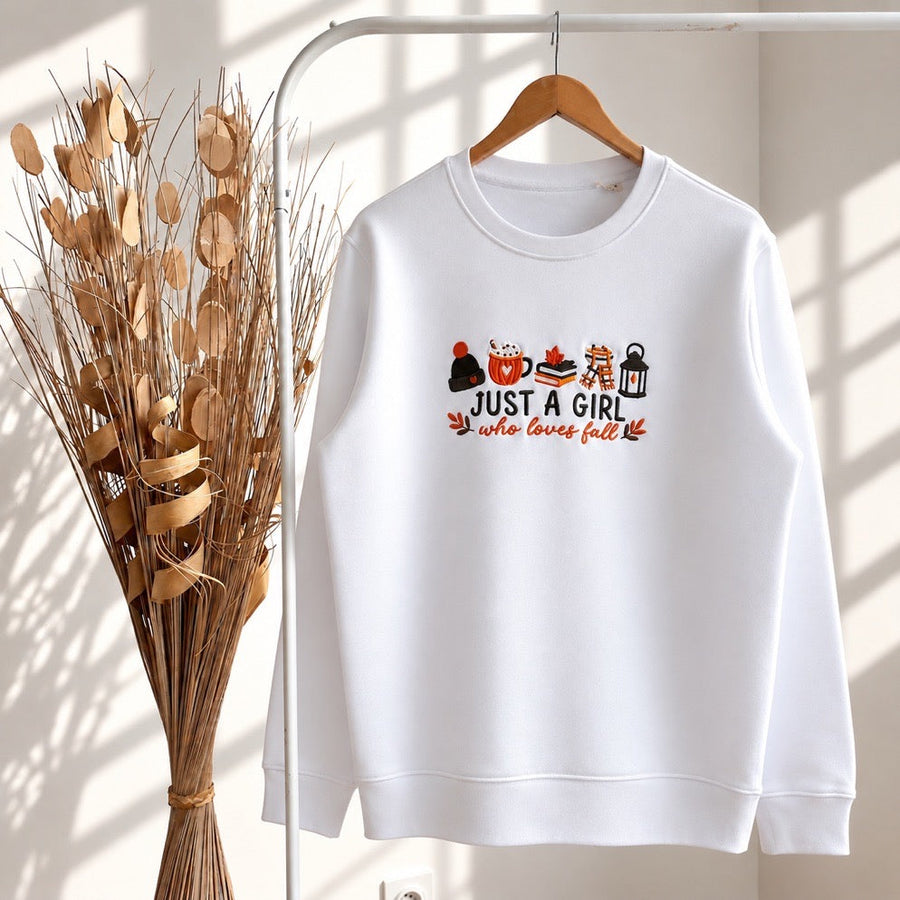 Sweat brodé « Just a girl who loves fall » d’Automne