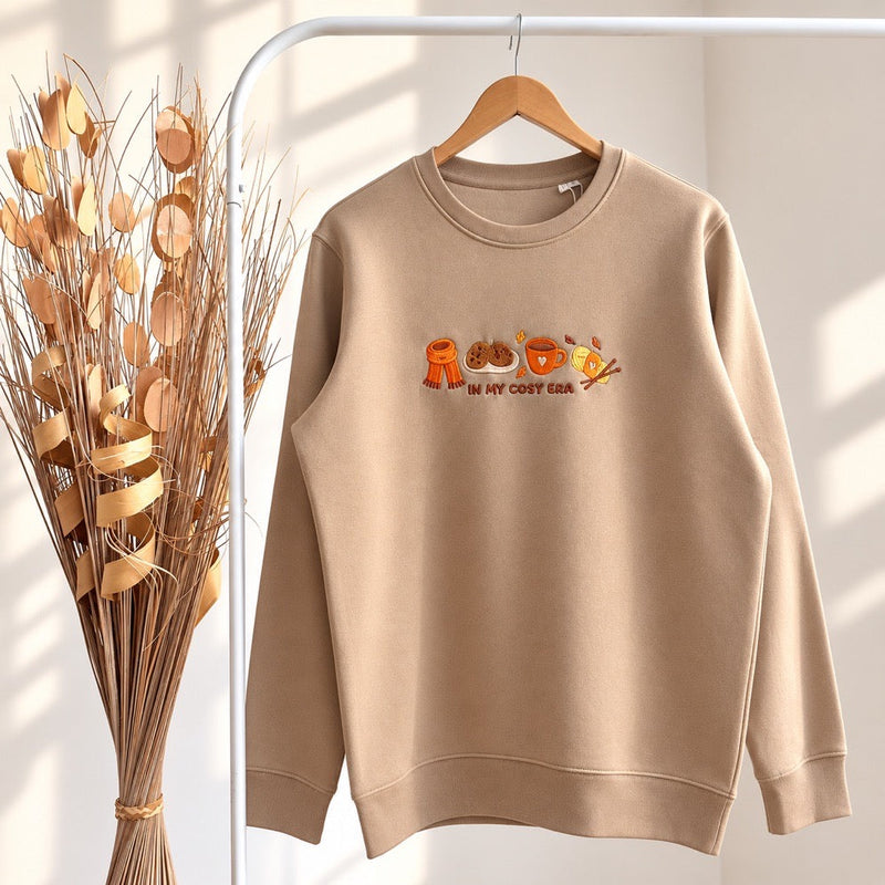 Sweat brodé « In my cosy era » d’Automne
