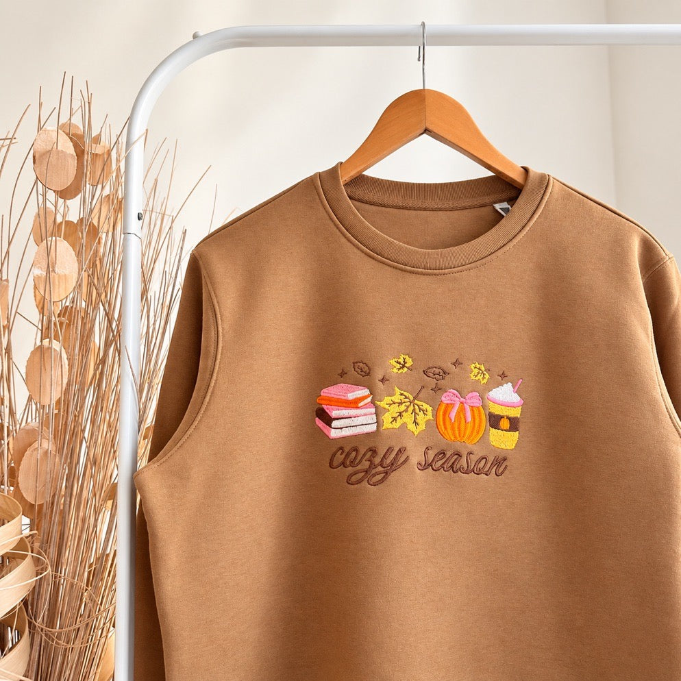 Sweat brodé « Cozy season » d’Automne