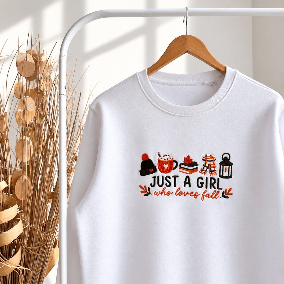 Sweat brodé « Just a girl who loves fall » d’Automne