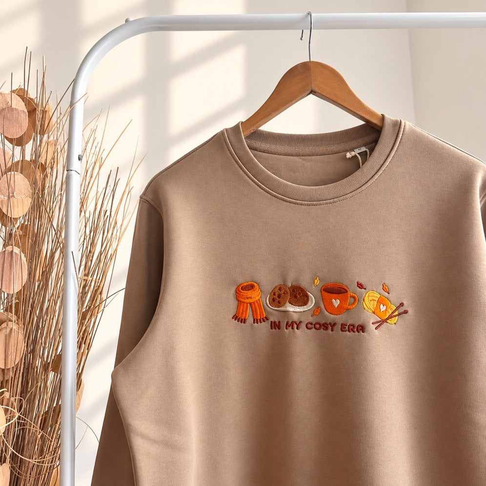 Sweat brodé « In my cosy era » d’Automne