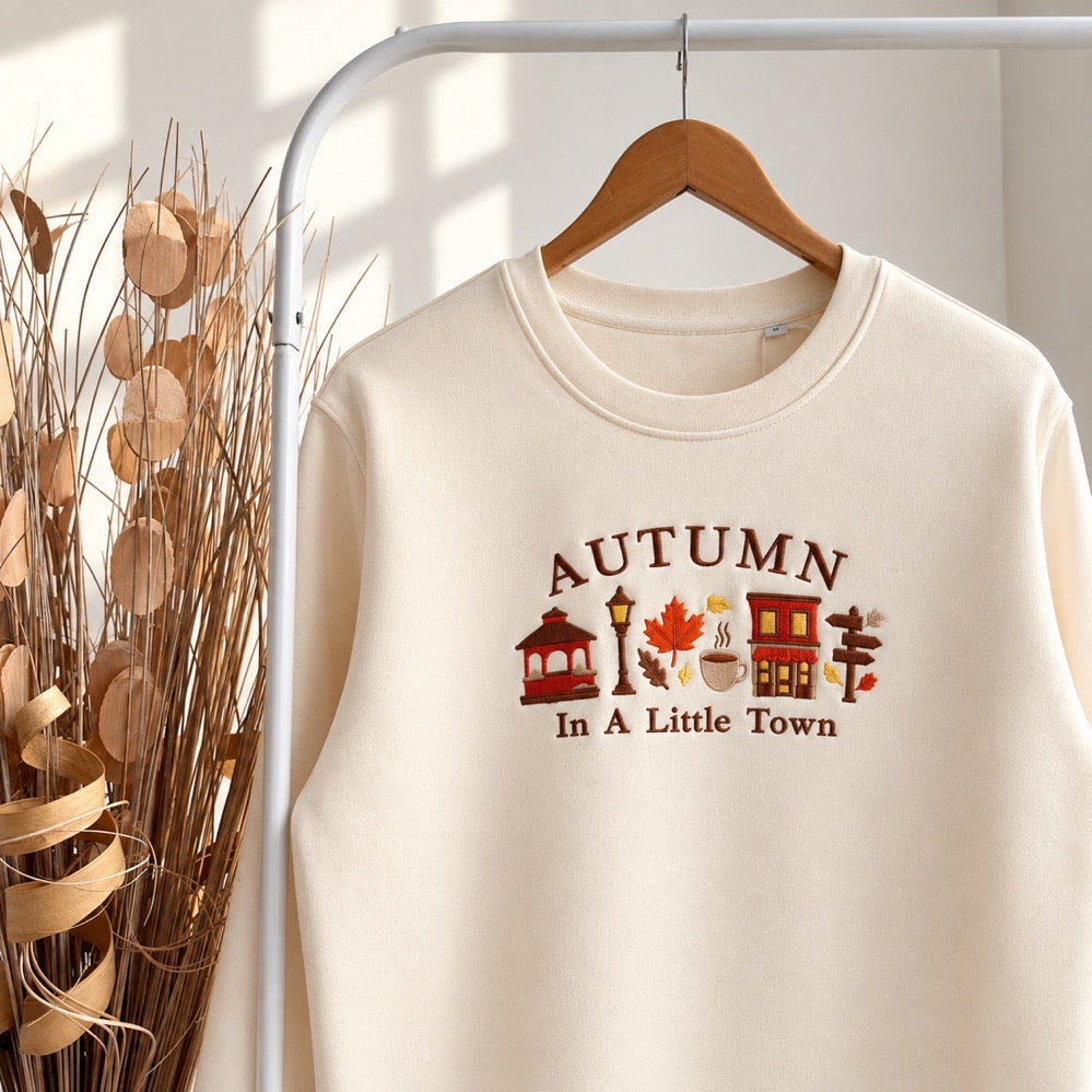 Sweat brodé « In a little town » d’Automne