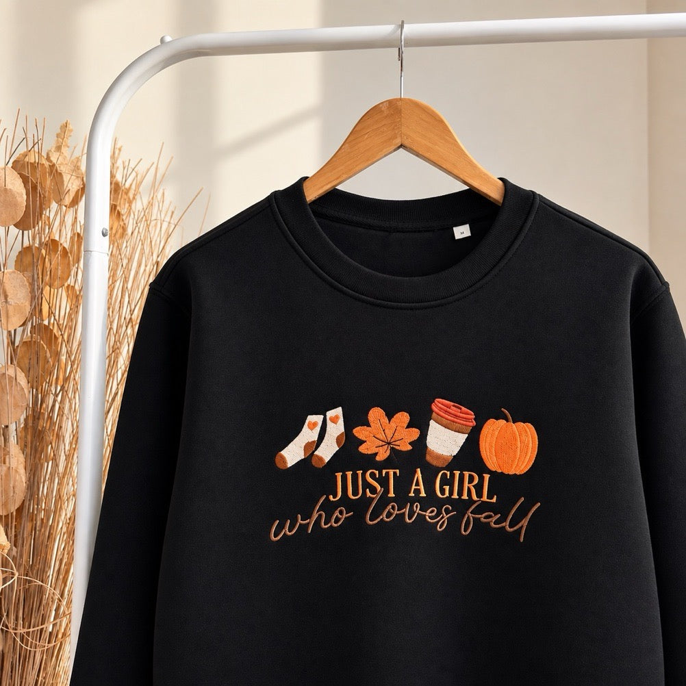 Sweat brodé « Just a girl who loves fall » d’Automne