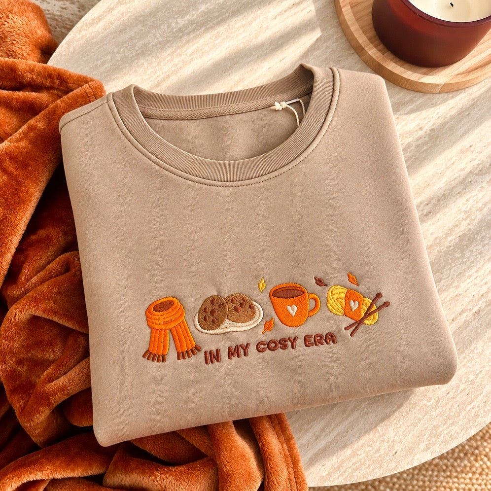 Sweat brodé « In my cosy era » d’Automne