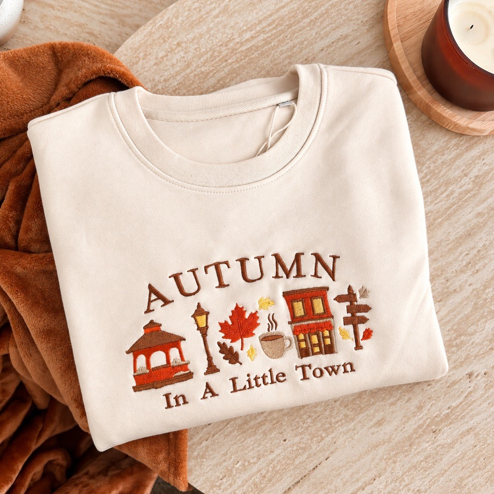 Sweat brodé « In a little town » d’Automne