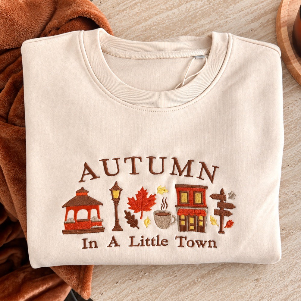 Sweat brodé « In a little town » d’Automne