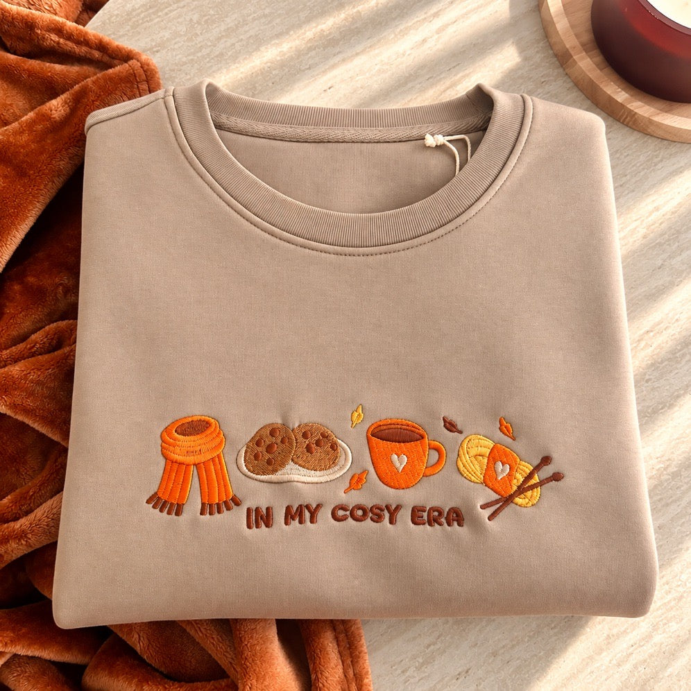 Sweat brodé « In my cosy era » d’Automne
