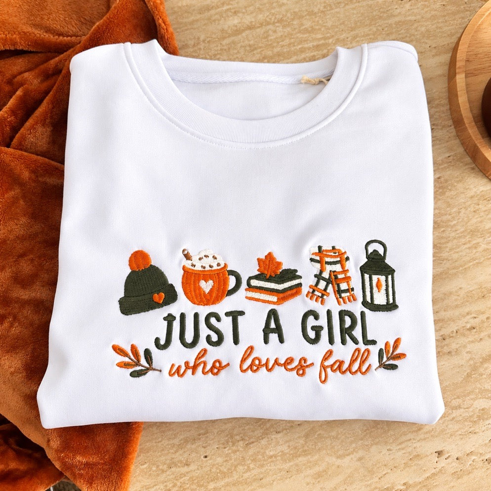 Sweat brodé « Just a girl who loves fall » d’Automne