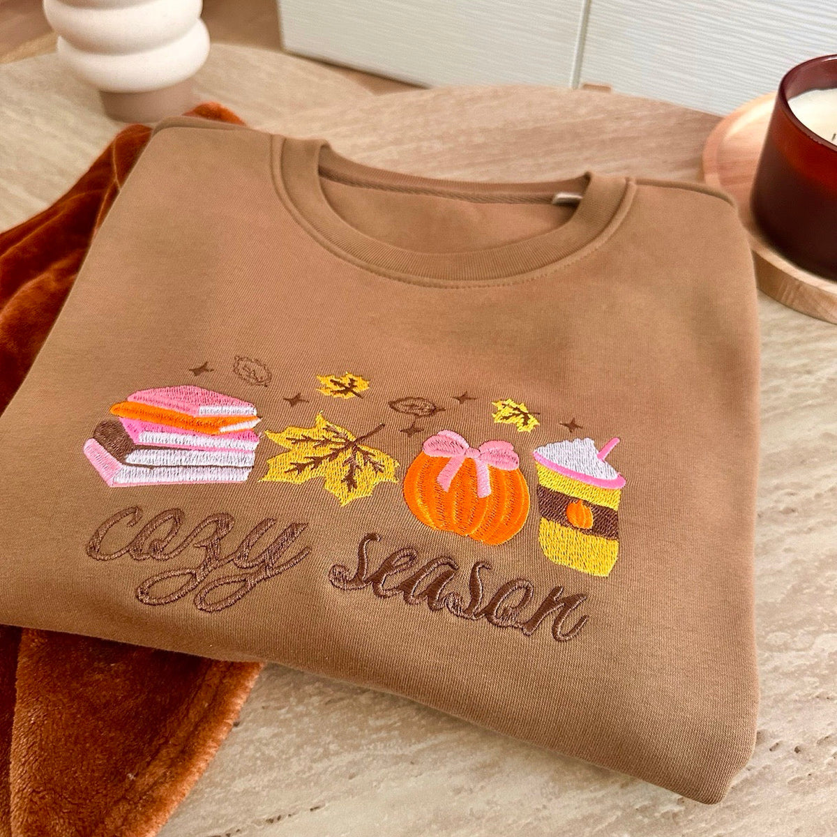 Sweat brodé « Cozy season » d’Automne