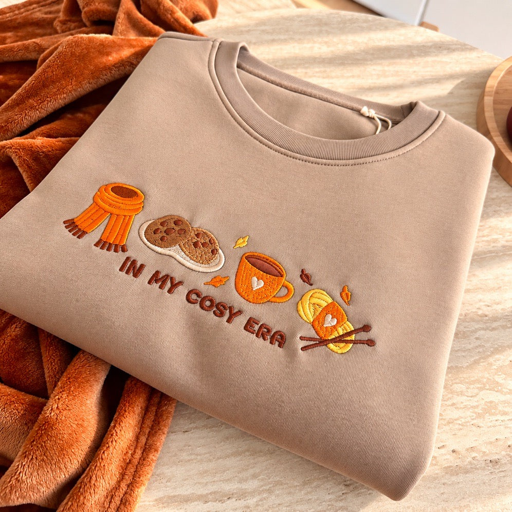 Sweat brodé « In my cosy era » d’Automne