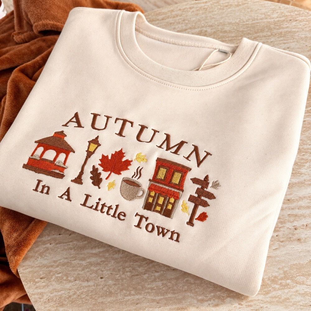Sweat brodé « In a little town » d’Automne